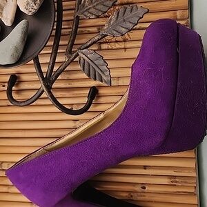 Cute faux suade pumps,  5 in heels. Mossimo brand.